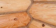 The better to caulk a log house Methods for caulking a log house