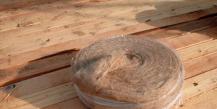 Sealing seams in a log house with sealant Decorative sealing of seams between logs