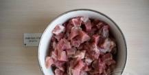 Soba ala pedagang dengan daging babi di dalam oven Daging babi dengan soba di dalam oven
