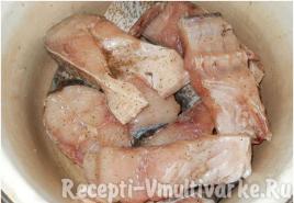 Ikan mas perak dipanggang dalam oven Ikan mas perak rebus dengan bit dan bawang bombay
